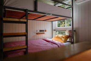 Ein Bett oder Betten in einem Zimmer der Unterkunft The Yard Hostel Chiang Mai