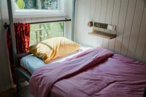 Ein Bett oder Betten in einem Zimmer der Unterkunft The Yard Hostel Chiang Mai