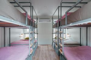 Ein Bett oder Betten in einem Zimmer der Unterkunft The Yard Hostel Chiang Mai
