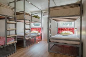 Ein Bett oder Betten in einem Zimmer der Unterkunft The Yard Hostel Chiang Mai