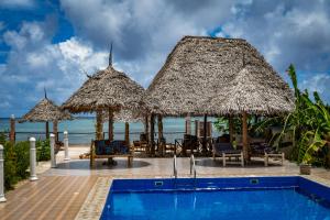 Bazén v ubytování Coral Cliff Villas Zanzibar nebo v jeho okolí