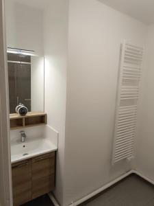 Ένα μπάνιο στο Bel appartement disponible