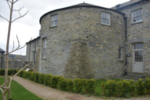 Außenansicht eines Steingebäudes in der Unterkunft Cardigan Castle in Cardigan + 5 Fotos