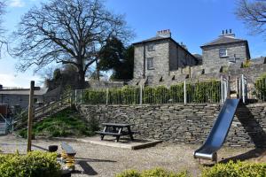 Ein Garten an der Unterkunft Cardigan Castle