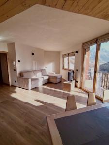 salon z białymi meblami i dużymi oknami w obiekcie Chalet MAOL Luxury Living w mieście Valdidentro