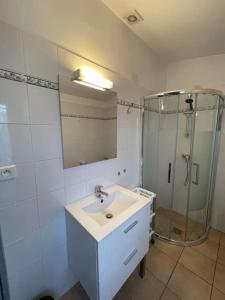 グリュイッサンにあるLe Soleil Levantの洗面台とシャワー付きのバスルーム +25枚の写真