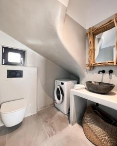 een badkamer met toilet en wasmachine bij Villa ilios, Stelida Naxos, by NaxosVibe in Naxos Chora