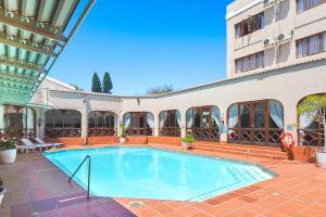 una piscina nel cortile di un edificio di Cumberland Hotel Worcester a Worcester