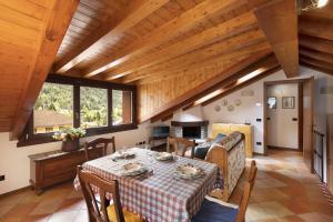 Una cocina y un comedor con mesa y sillas. en Stella House, en Ponte di Legno 4 fotos más