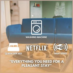 un canapé bleu dans un salon avec les mots « machine à attendre Netflix » dans l'établissement Le Royal - Cathédral - Center, à Reims