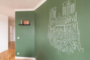 un mur avec un dessin sur un mur végétal dans l'établissement Le Royal - Cathédral - Center, à Reims
