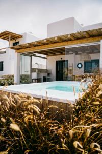 een extern uitzicht op een huis met een zwembad bij Villa ilios, Stelida Naxos, by NaxosVibe in Naxos Chora