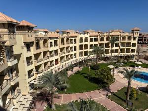 - une vue aérienne sur un grand bâtiment avec une cour dans l'établissement Fully equipped studio Sahl Hasheesh, à Hurghada
