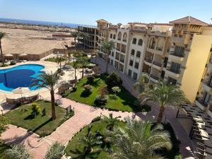 une vue aérienne d'un complexe avec piscine et palmiers dans l'établissement Fully equipped studio Sahl Hasheesh, à Hurghada