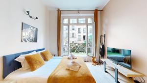Televízia a/alebo spoločenská miestnosť v ubytovaní 252 Suite Majestic - Superbe Appartement à Paris