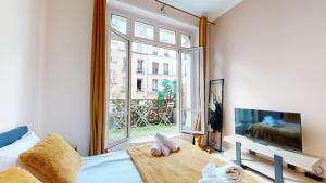 Televízia a/alebo spoločenská miestnosť v ubytovaní 252 Suite Majestic - Superbe Appartement à Paris