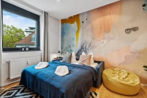 a bedroom with a bed and a large window at maremar - City Design Apartment - 2 Schlafzimmer - Luxus Boxspringbetten - Küche - Highspeed WIFI - Arbeitsplätze in Braunschweig