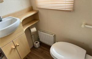 6 BERTH DELUXE PG159 GOLDEN PALM CHAPEL St LEONARDS في شابيل سانت ليوناردز: حمام مع مرحاض أبيض ومغسلة +8 صور