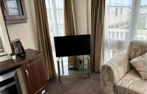 6 BERTH DELUXE PG159 GOLDEN PALM CHAPEL St LEONARDS في شابيل سانت ليوناردز: غرفة معيشة مع أريكة وتلفزيون بشاشة مسطحة