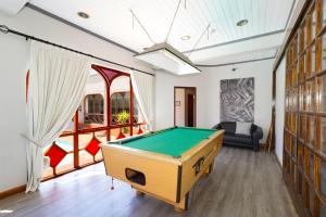 un soggiorno con un tavolo da biliardo di Cumberland Hotel Worcester a Worcester