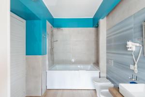 ナポリにあるSuite Riviera 84のバスルーム(バスタブ、トイレ付) +46枚の写真