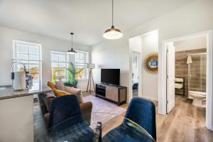 Μια τηλεόραση ή/και κέντρο ψυχαγωγίας στο 2BR Comfort Apartment Close to Henry Ford