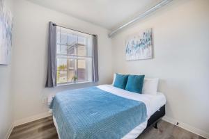 Ένα ή περισσότερα κρεβάτια σε δωμάτιο στο 2BR Comfort Apartment Close to Henry Ford