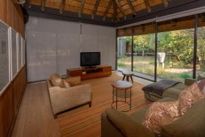 TV a/nebo společenská místnost v ubytování Royal Jozini Private Game Reserve