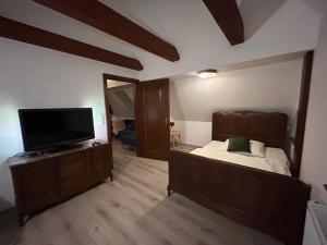 Ένα ή περισσότερα κρεβάτια σε δωμάτιο στο Leśniczówka Myśliwska