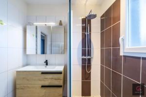 a bathroom with a shower and a sink at Biscarrosse Bourg Maison tout confort en centre ville in Biscarrosse +19 photos