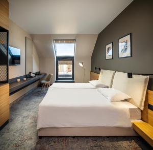 Postel nebo postele na pokoji v ubytování B1 Downtown Hotel