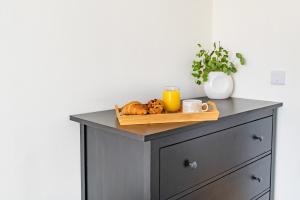une table avec un plateau de croissants et de jus d'orange dans l'établissement Comfortable 4-Bedroom Heaven in Thetford, à Thetford