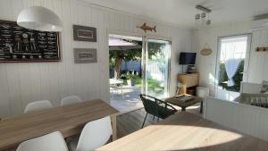 ein Esszimmer mit Tisch und Stühlen in der Unterkunft L escale du Bassin 800 m de la plage 3 pers in Andernos-les-Bains