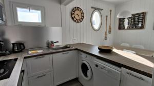 eine Küche mit Spüle und Waschmaschine in der Unterkunft L escale du Bassin 800 m de la plage 3 pers in Andernos-les-Bains