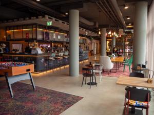 Reštaurácia alebo iné gastronomické zariadenie v ubytovaní Moxy Vienna City East