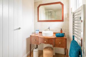 une salle de bain avec un lavabo et un miroir dans l'établissement Comfortable 4-Bedroom Heaven in Thetford, à Thetford