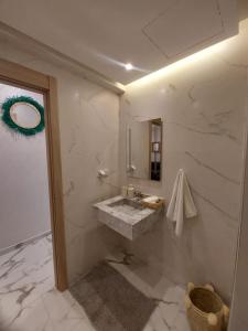 um banheiro com pia e espelho em Palm Appart em Marraquexe