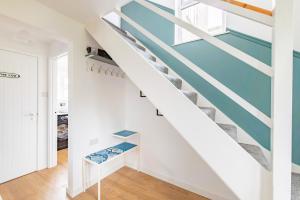 - un escalier dans une maison dotée de plafonds bleus dans l'établissement Comfortable 4-Bedroom Heaven in Thetford, à Thetford 28 autres photos