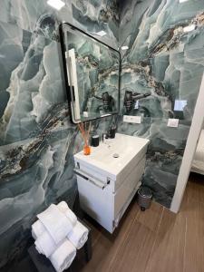 a bathroom with a sink and a mirror at Apartamento Barajas-aeropuerto Mercurio B in Madrid