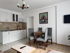 Una cocina o cocineta en Apartman Sigma