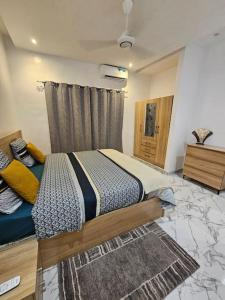 a bedroom with a bed and a window at L'appart D' LJ in Cotonou