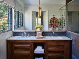 Un baño con dos lavabos y un espejo. en East Winds St. Lucia- All Inclusive, en Gros Islet