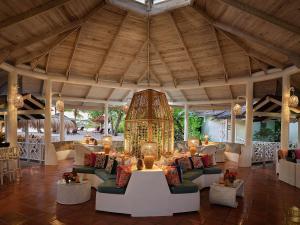 un gran vestíbulo con sofás y un gran techo en East Winds St. Lucia- All Inclusive, en Gros Islet
