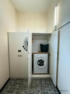a small laundry room with a washer and dryer at La Petite Forge - Quai 75 & Quai 80 in Châtellerault