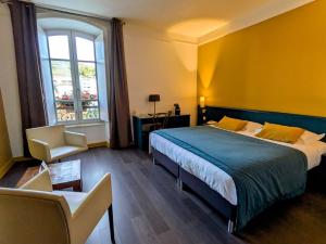 Ένα ή περισσότερα κρεβάτια σε δωμάτιο στο The Originals Boutique, Grand Hôtel Saint-Pierre, Aurillac