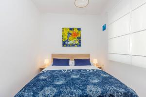sypialnia z łóżkiem z niebieską kołdrą w obiekcie Apartment Presker w mieście Šilo