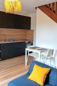 una cucina con divano blu e tavolo di Petite maison avec jardin a Landrévarzec