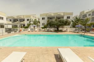 a large swimming pool in front of a building at Obv 2-304 in Pyla
