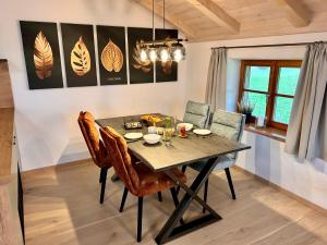 a dining room with a table and chairs at Ferienwohnung Wagner in Griesstätt