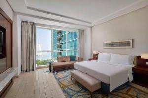 Tempat tidur dalam kamar di DoubleTree by Hilton Dubai Jumeirah Beach